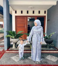 8 Potret Henny Rahman Istri Alvin Faiz Saat Momong Anak Semata Wayangnya, Kompak Kenakan Baju Senada - Foto Selfie Mirror Berdua