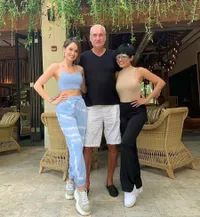 8 Potret Herdina Ibunda Cinta Laura, Mama Hits yang Awet Muda - Punya Body Goals di Usia Hampir Kepala 6