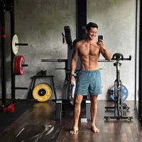 8 Potret Hot Daddy Andrew White Saat Nge-Gym, Pamer Tubuh Berotot dan Perut Six Pack yang Meresahkan