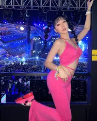 8 Potret Hot Lucinta Luna Dandan Bak Idol K-Pop Saat Hadiri DWP 2022, Dikelilingi Banyak Pria - Sebut Dirinya Gadis Piala Dunia