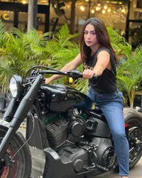 8 Potret Hot Mama Selvi Kitty yang Hobi Naik Moge, Pancarkan Aura Garang yang Keren Banget!