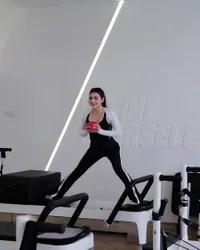 8 Potret Hot Mom 3 Anak Nurah Syahfirah Saat Pilates, Pamer Body Goals Bak Masih Gadis