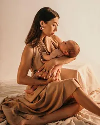 8 Potret Hot Mom Jennifer Bachdim Saat Gendong Baby Kiyoji, Tetap Stylish dan Pamer Body Goals