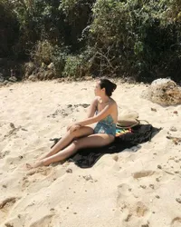 8 Potret Hot Pamela Bowie Dalam Balutan Bikini, Pose Santai di Pantai dan Kolam Renang - Body Goals-nya Jadi Sorotan