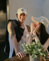 8 Potret Huang Zitao Eks EXO Umumkan Pernikahan dengan Xu Yiyang, Pamer Buku Nikah - Foto Background Merah