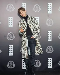 8 Potret Hwang Minhyun Liburan di Italia, Ikut Acara Fashion Sekaligus Liburan