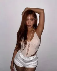 8 Potret Hwasa MAMAMOO Makin Eksotis dengan Tan Skin - Dobrak Standar Visual Idol Wanita Korea