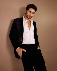 8 Potret Ibrahim Ali Khan yang Makin Ganteng, Disebut Bakal Debut Tahun 2024 Bareng Khushi Kapoor