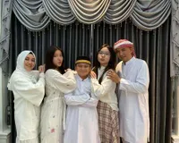 8 Potret Ibu dan Adik Tiara Andini yang Jarang Tersorot, Tak Kalah Cantik