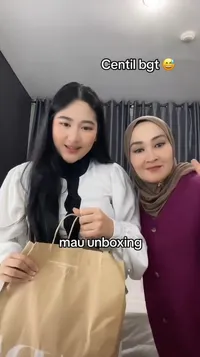 8 Potret Ibu Mertua Ricky Subagja yang Seumuran dengan Menantu, Disebut Putrinya Sedang Puber Kedua