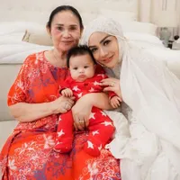 8 Potret Ibunda Kris Dayanti Dilarikan ke Rumah Sakit karena Sesak Napas, Kini Sudah Membaik - Tetap Bugar dan Cantik di Usia 73 Tahun