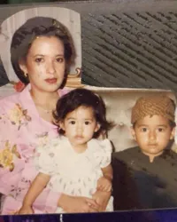 8 Potret Ibunda Raisa yang Cantik Banget, Plek Ketiplek Sama Sang Anak 