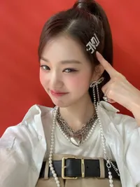 8 Potret Idol K-Pop Curi Perhatian dengan Kilauan Glitter Pada Riasan Mata Mereka - Cocok Jadi Inspirasi Makeup Kamu