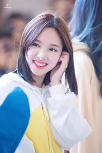8 Potret Idol K-Pop Pemilik Senyuman Unik 'Gummy Smile' Paling Manis, Bikin Ikut Bahagia Saat Melihatnya
