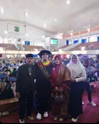 8 Potret Ilham Adik Iqhbal LIDA Wisuda S2, Berhasil Lulus dengan Pujian