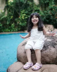 8 Potret Imut Kalea Putri Tarra Budiman, Sudah Punya Bakat Model Sejak Dini!