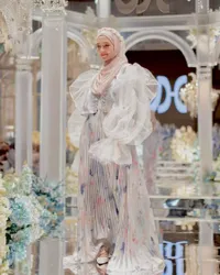 8 Potret Inara Rusli di Panggung Runway, Anggun nan Cantik Bak Bidadari