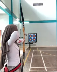8 Potret Inara Rusli Latihan Panahan Serius Membidik Sasaran, Netizen: Sambil Bayangin Mantan Gak Sih?
