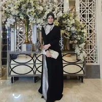 8 Potret Inneke Koesherawati Datang ke Kondangan, Tampil Elegan - Parasnya Tetap Awet Muda 