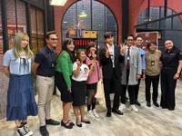 8 Potret Interaksi Wendi Cagur dan Ji Chang Wook, Berpelukan - Diajarin Gaya Foto Ala Bapak-bapak