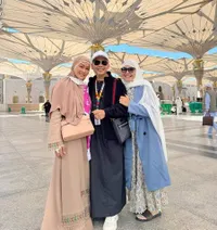 8 Potret Inul Daratista Bertemu Ayah Rozak & Umi Kalsum saat Umrah, Diserbu Jamaah Buat Foto Bareng