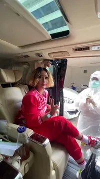 8 Potret Inul Daratista Jalani Tes Swab di Dalam Mobil Mewahnya, Bak Sultanah
