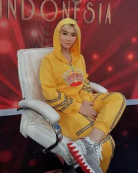 8 Potret Inul Daratista Tak Segan Naik Kereta Saat Tampil di Luar Kota, Akui Makin Kaya Makin Perhitungan - Netizen: Lama-Lama Jadi Duta KAI Lho