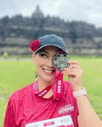 8 Potret Ira Wibowo Lari Marathon Borobudur 10K di Usia 56 Tahun, Sehat & Bugar Keren Gak Ada Obat 
