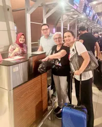 8 Potret Ira Wibowo Lepas Kepulangan Sang Ibunda ke Jerman, Usia 77 Masih Berani Traveling Sendirian
