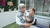 8 Potret Irish Bella Momong Baby Air Tanpa Baby Sitter, Rela 'Pisah Ranjang' dengan Ammar Zoni 