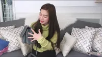8 Potret Isi Tas Felicya Angelista, Ada Bedak Seharga Jutaan Rupiah - Kamera Vlog