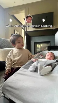 8 Potret Issa Anak Nikita Willy Momong Baby Nael Idris, Interaksi Kakak Beradik Bikin Gemas - Malah Salfok ke Upil Dudung