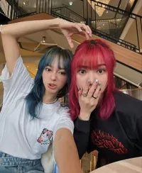 8 Potret Isyana Sarasvati dan Indah Kusuma yang Nyalon Bareng di Korea, Selfienya Banjir Pujian