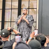 8 Potret Ivan Gunawan Rayakan Ulang Tahun dengan Pengajian di Rumah, Bajunya Bikin Salfok - Undang Ustaz Irfan Rizki 