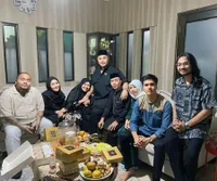 8 Potret Ivan Gunawan Tampil Gagah Berkopiah Saat Hadiri Tahlilan di Rumah Ayu Ting Ting, Doakan Syifa dan Nanda Diberi Ketabahan 