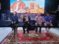 8 Potret Iwan Fals Cerita Dukungannya Pada Raya yang Pilih Musik Ketimbang Kuliah