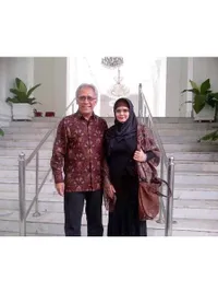 8 Potret Iwan Fals dan Sang Istri yang Jarang Tersorot, Pernikahannya Langgeng dan Harmonis Selama 42 Tahun