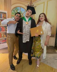 8 Potret Jason Davis Putra David Naif Wisuda S1, Akhirnya Lulus dari Institut Kesenian Jakarta - Sempat Pose 'Rock & Roll' bareng Dosennya