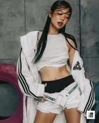8 Potret JENNIE dalam Photoshoot Complex, Tampil Sporty dengan Koleksi Adidas