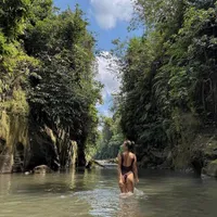 8 Potret Jennifer Bachdim Pamer Body Goal di Bawah Curug, Netizen: Pasti Gak Pernah Makan Mendoan dan Martabak Malam-Malam