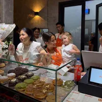 8 Potret Jennifer Coppen Buka Toko Kue, Senang Banget Sampai Ikut Layani Pembeli
