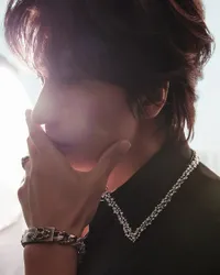 8 Potret Jerry Yan dalam Photoshoot Terbaru, Wajah Nggak Berubah Bak Vampir - Pancarkan Pesona Pria Matang