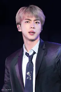 8 Potret Jin BTS Dengan Gaya Rambut Baru Poni 'Choppy', Ganteng dan Cute!