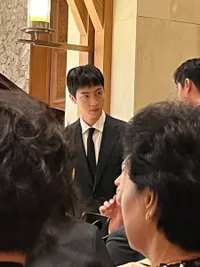 8 Potret Jin BTS Kondangan ke Pernikahan Sepupunya, Ganteng Pakai Jas - Ikut Antre Prasmanan