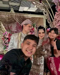 8 Potret Jirayut Kondangan Dua Hari Berturut-turut, Ganteng Pakai Batik - Ajak Ibunda Tercinta