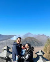 8 Potret Jonas Rivanno Bintang Sinetron 'TERTAWAN HATI' Saat Bersama Anak-Istri, Family Man Banget