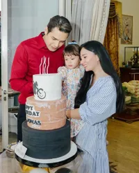 8 Potret Jonas Rivanno Bintang Sinetron 'TERTAWAN HATI' yang Rayakan Ulang Tahun di Lokasi Syuting - Dapat Kartu Ucapan Manis dari Si Kecil