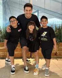 8 Potret Jonathan Frizzy Bintang Sinetron 'TAKDIR CINTA YANG KUPILIH' Saat Momong Ketiga Anaknya, Telaten dan Family Man Abis - Outfitnya Selalu Kompakan