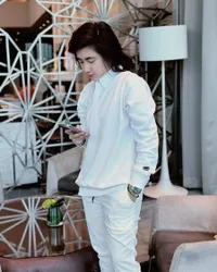 8 Potret Kabar Terbaru Dera Idol yang Tak Tersorot, Disanjung Cantik dan Ganteng - Kini Terjun di Dunia Politik