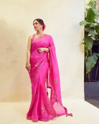 8 Potret Kajol Rayakan Durga Puja, Cantik Pakai Sari - Peluk Hangat Rani Mukherjee di Kuil